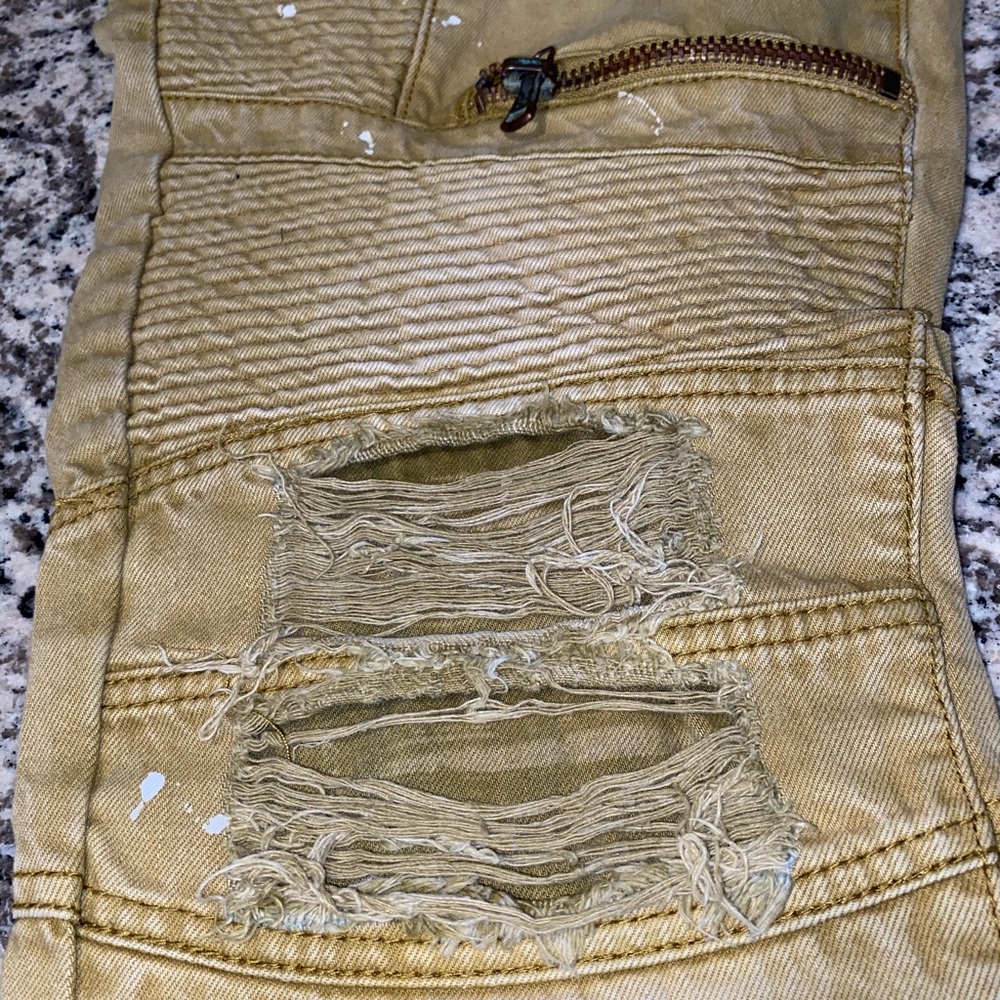 Men’s denim house jeans.